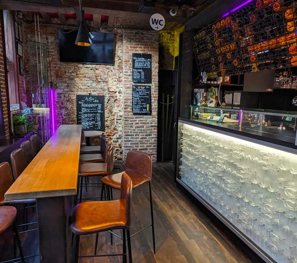 Le bar du Braz, ambiance néon
